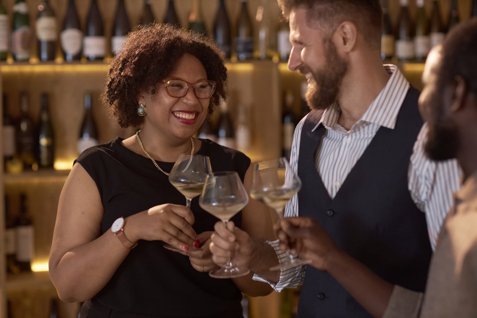 przyjaciele pijący wino