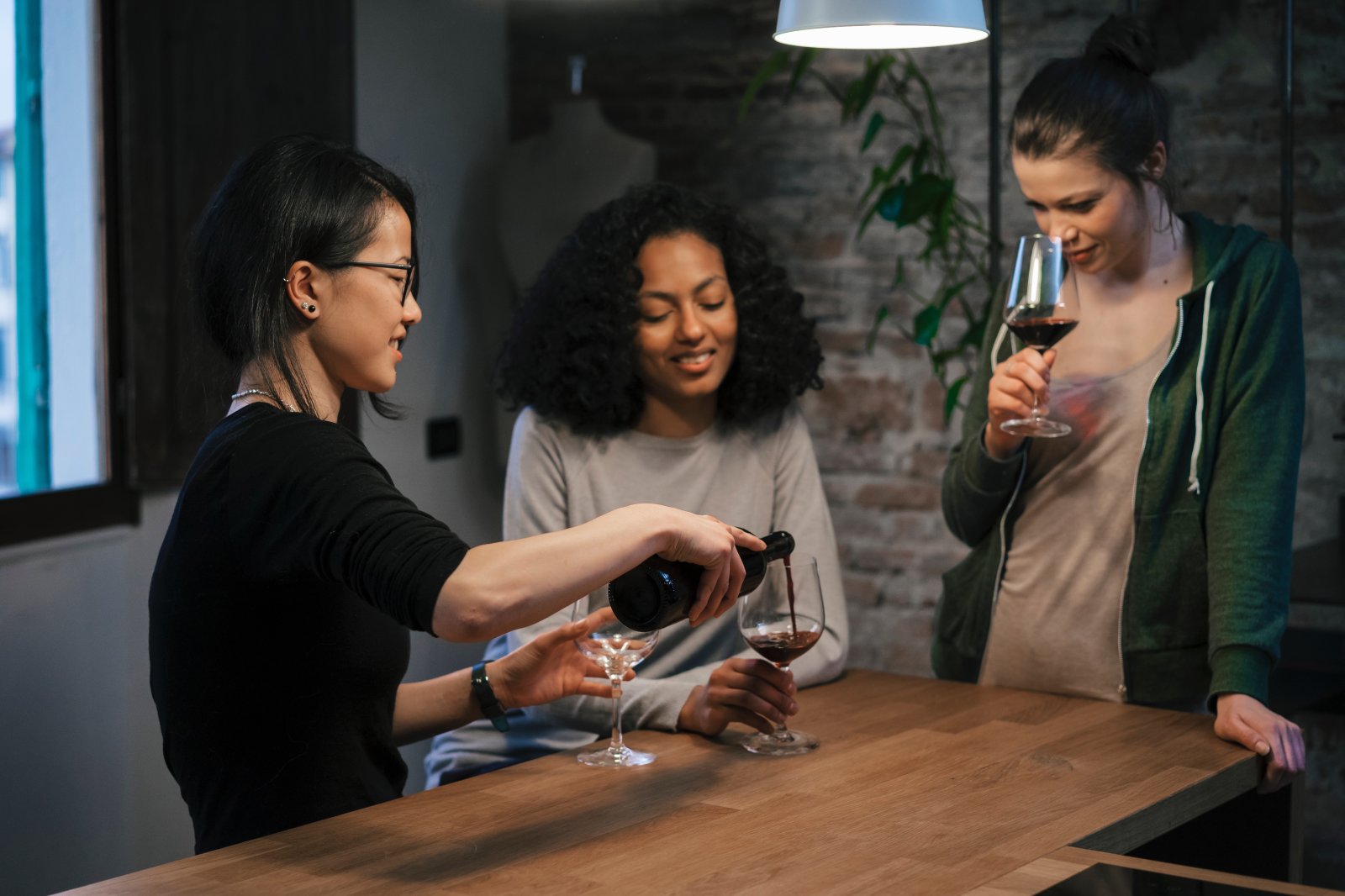 kobiety pijące wino