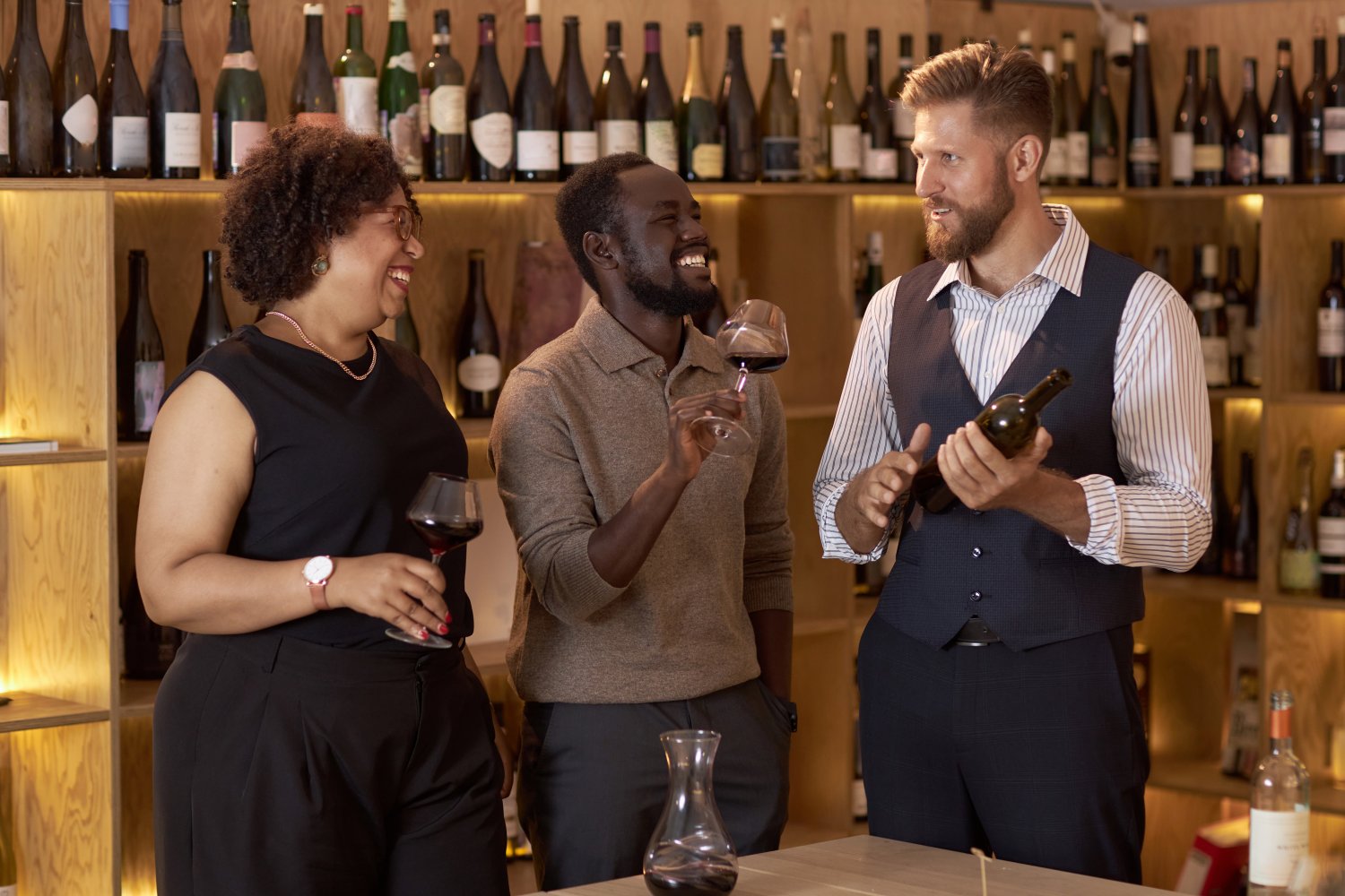 para degustująca wino