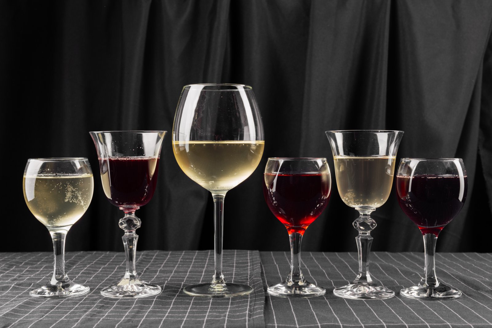 wino w kieliszkach o różnych kształtach