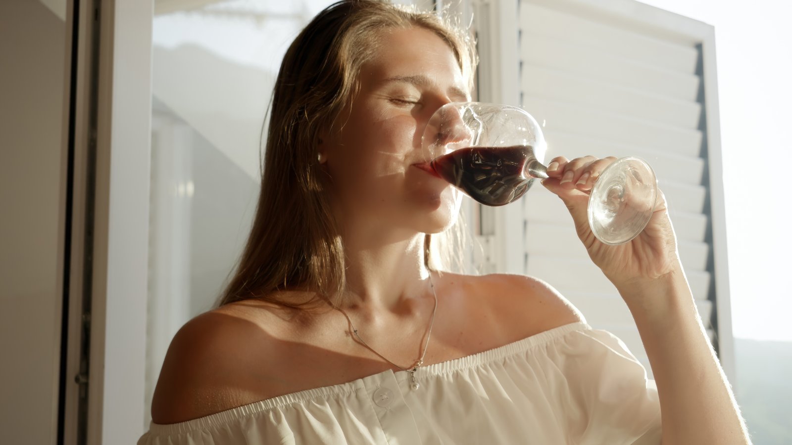 kobieta pijąca wino bezalkoholowe