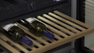 Jak lodówki na wino pomagają stworzyć odpowiednie warunki do przechowywania butelek?