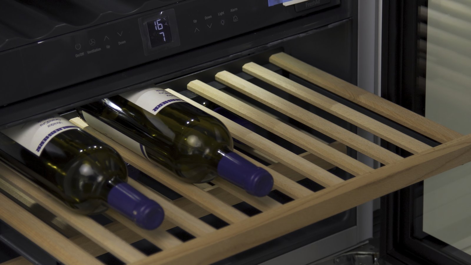 Jak lodówki na wino pomagają stworzyć odpowiednie warunki do przechowywania butelek? 1 wine bottles in a refrigerator rack 2026 09 21 14 04 53 utc